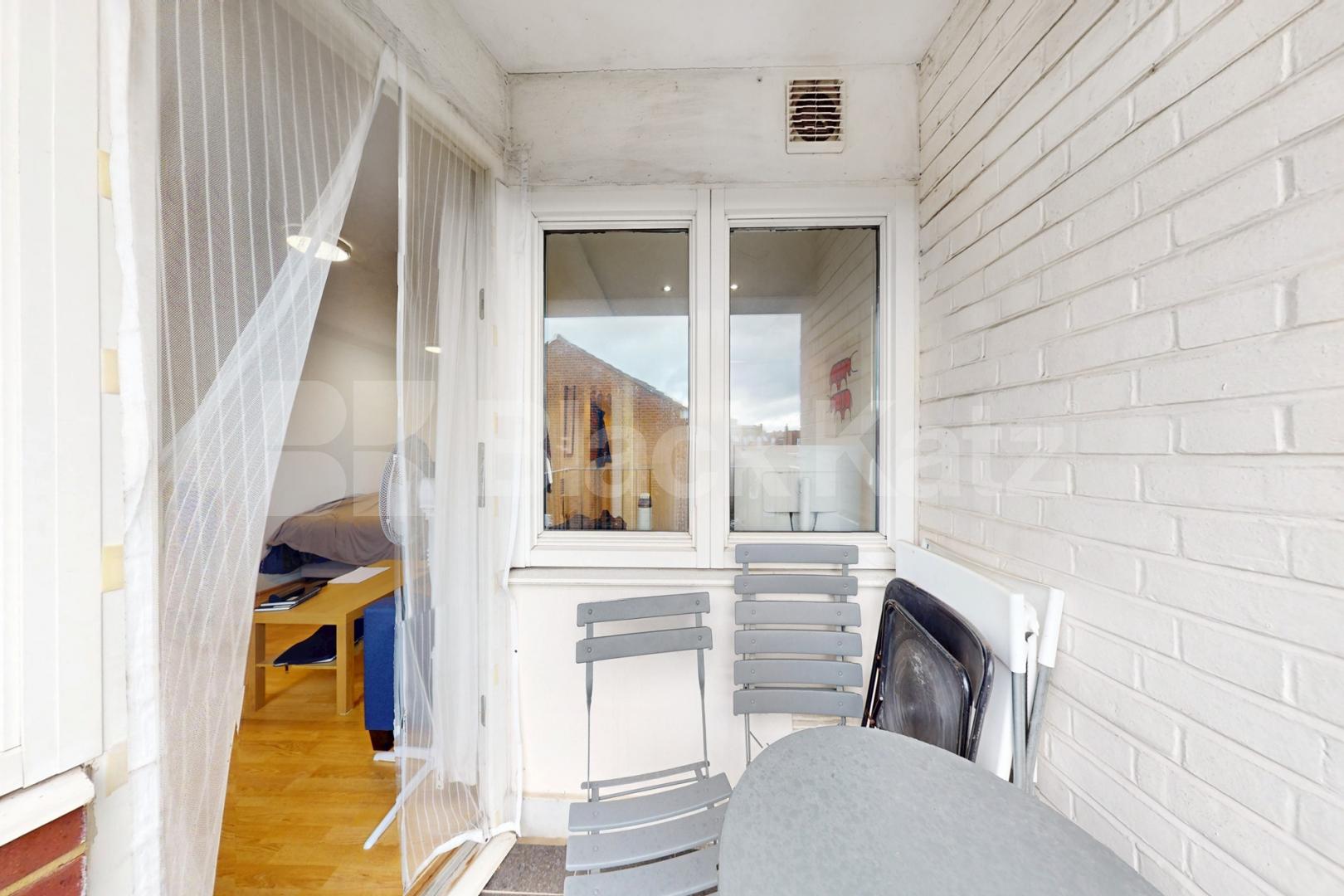 Top floor, double studio with charming balcony  Barlow Street , Elephant And Castle